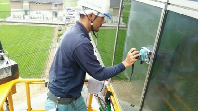 高所作業車でガラス研磨